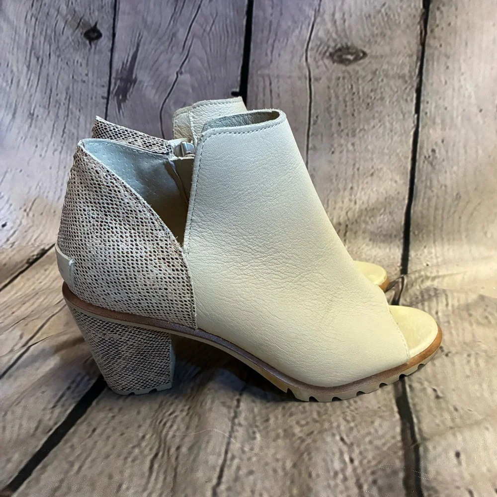 SOREL Women’s Leather Beige Snakeprint Nadia Sea Salt Peep Toe Ankle Booties 5.5